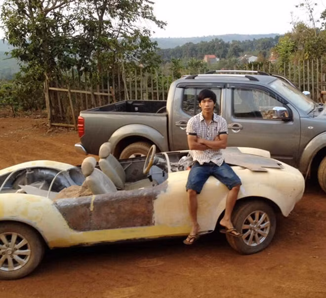 Anh Kim bên chiếc xe "Shelby Cobra" đang trong quá trình định hình.