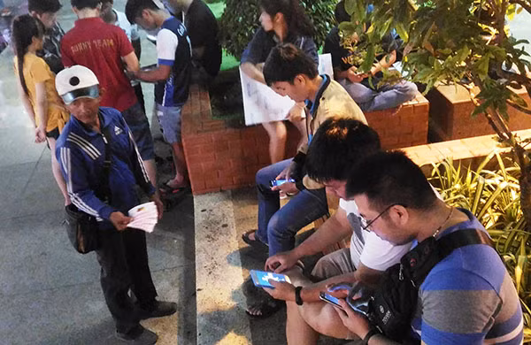 Rất nhiều bạn trẻ tại các tỉnh miền Tây “quên ăn, quên ngủ” vì Pokemon Go.