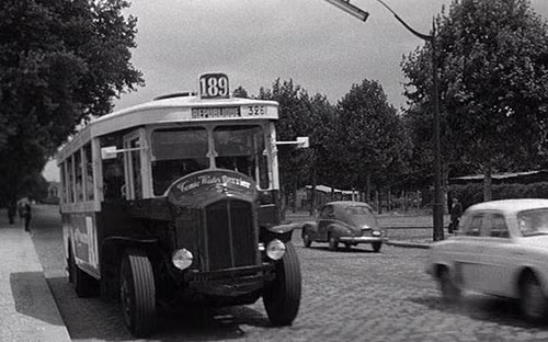 2. Xe buýt ở Sài Gòn khoảng năm 1951.