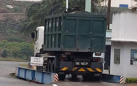 Hàng ngày xe chở nước rỉ rác vẫn ra vào khu xử lý rác thải.