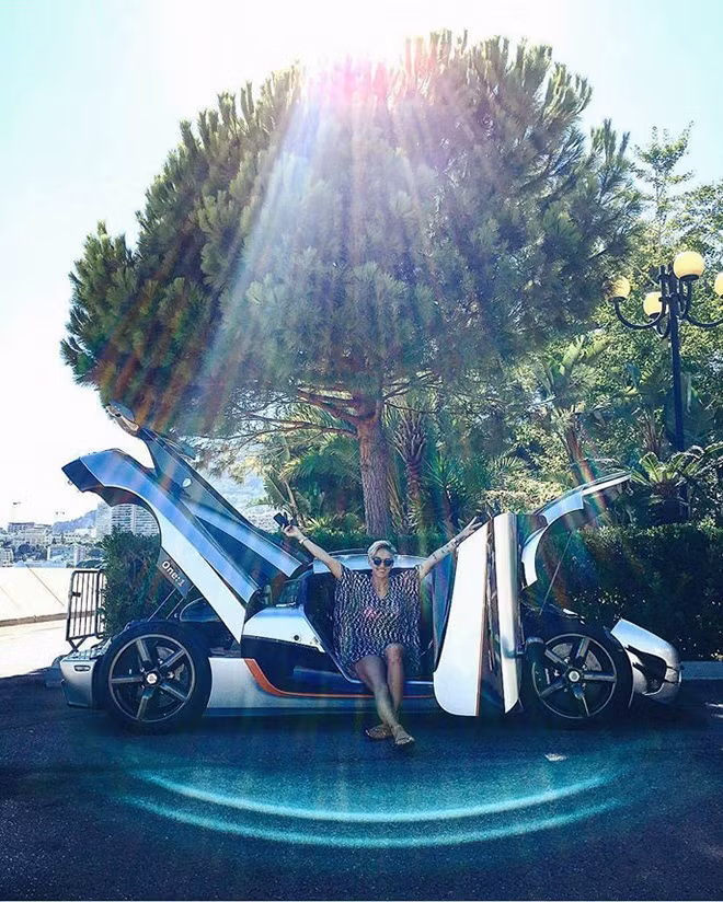 Tay đua nữ Carina Lima bên siêu xe Koenigsegg One:1