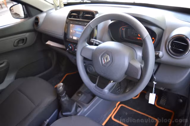 Bên trong Renault Kwid 1.0 MT mới có màn hình cảm ứng MEDIANAV 7 inch, hệ thống kết nối Bluetooth, định vị GPS, ghế bọc nỉ, cửa sổ trước chỉnh điện, túi khí người lái tùy chọn và khóa cửa điều khiển từ xa.