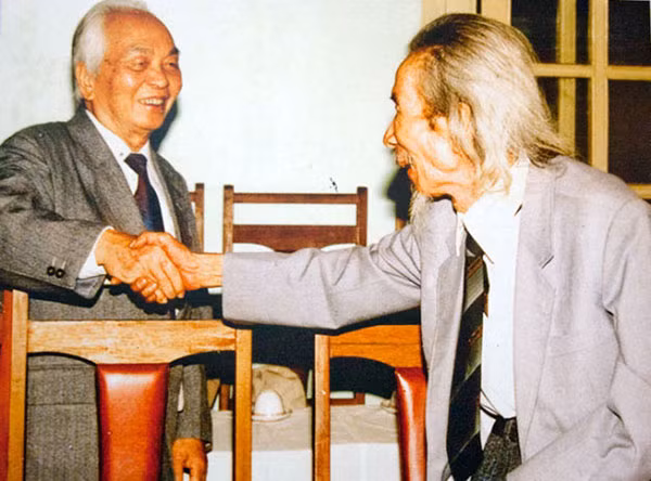 Nhạc sĩ Văn Cao (phải) và Đại tướng Võ Nguyên Giáp. Ảnh tư liệu. Nhạc sĩ Văn Cao (phải) và Đại tướng Võ Nguyên Giáp. Ảnh tư liệu.