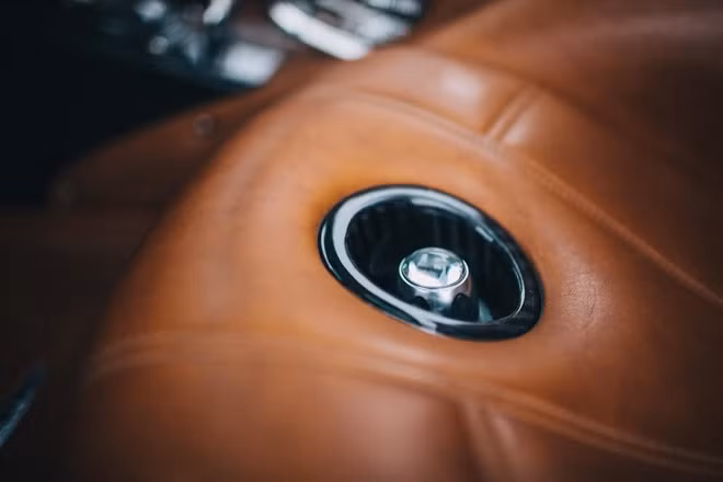 Ở giữa ghế có một nút bấm để tùy chỉnh độ cao chứ không phải là camera như một số người lầm tưởng.