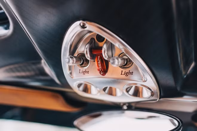 Công tắc của Pagani Huayra có thiết kế gợi liên tưởng đến máy bay chiến đấu thời xưa. Ở giữa có nút "Launch" dành cho chế độ tăng tốc nhanh.