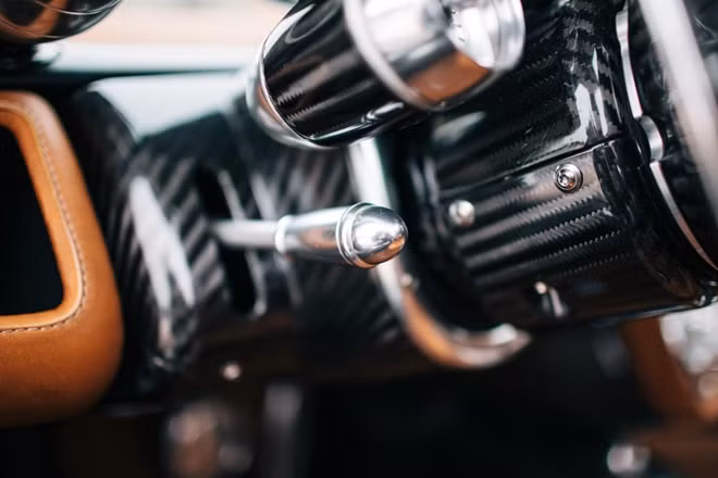 Cần chỉnh vô lăng được làm bằng kim loại bóng sáng. Vô lăng của Pagani Huayra cũng thuộc hàng đẹp nhất thế giới.