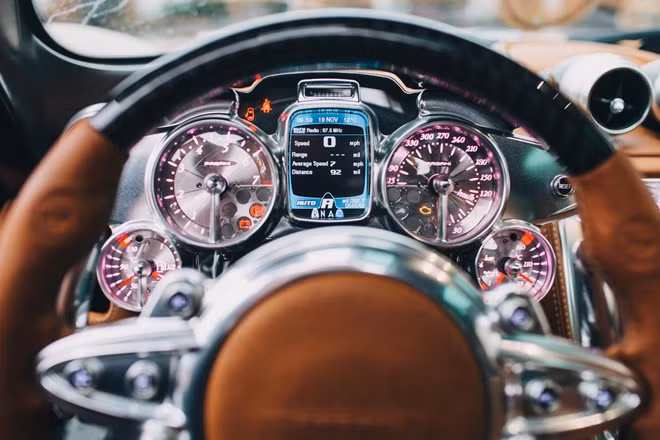 Pagani Huayra là mẫu siêu xe được trang bị thiết kế nội thất có một không hai. Bên trong "thần gió" là sự kết hợp hoàn hảo giữa các vật liệu như da, kim loại, sợi carbon, máy móc trần trụi và màn hình kỹ thuật số.