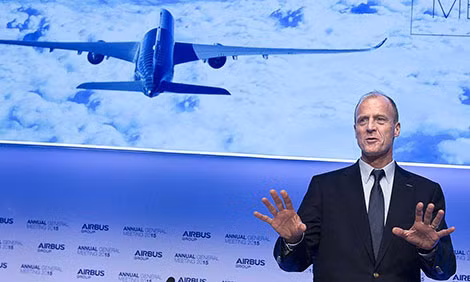 Giám đốc điều hành Airbus trong một buổi giới thiệu máy bay mới.