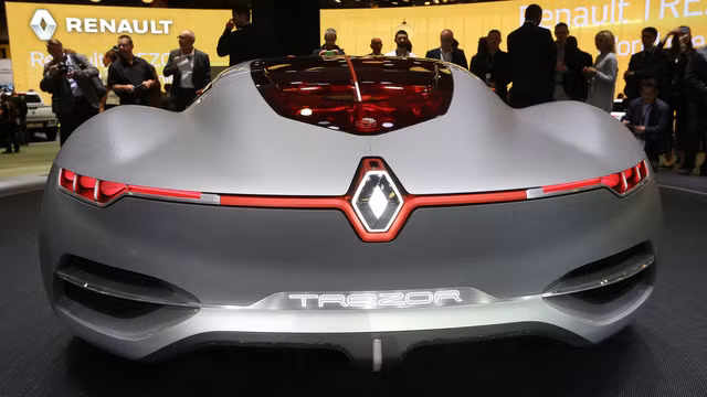 Hiện hãng Renault chưa công bố phạm vi hoạt động giữa các lần sạc của Trezor Concept. Chỉ biết, xe được trang bị 2 cụm pin làm mát bằng không khí cỡ lớn nằm trên đầu và đuôi xe để tối ưu hóa tỷ lệ phân bổ trọng lượng.