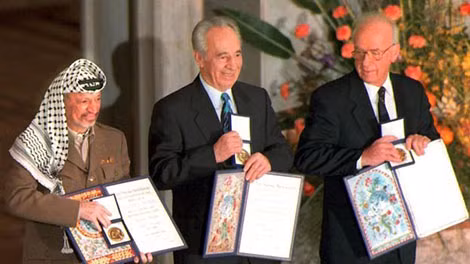 Ông Shimon Peres (giữa) nhận giải Nobel Hòa bình cùng lãnh đạo Palestine Yasser Arafat (trái) và cựu thủ tướng Yitzhak Rabin. Ông Shimon Peres (giữa) nhận giải Nobel Hòa bình cùng lãnh đạo Palestine Yasser Arafat (trái) và cựu thủ tướng Yitzhak Rabin.