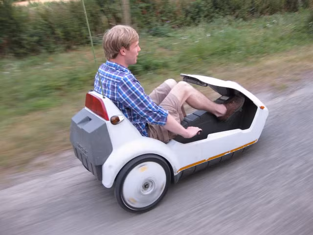 Ô tô siêu nhỏ Sinclair C5 1985 được kỳ vọng là phương tiện đột phá trong "tương lai" (ở thời điểm đó) với kích thước nhỏ (hợp đô thị ngày càng đông đúc), chạy điện (năng lượng xanh). Tuy nhiên, nó không được khách hàng đón nhận vì quá nguy hiểm và bất tiện.
