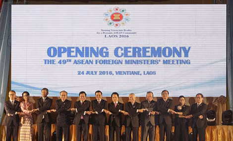 Các Bộ trưởng Ngoại giao ASEAN chụp ảnh trong phiên khai mạc hội nghị hẹp các bộ trưởng ASEAN tại Vientiane, Lào.