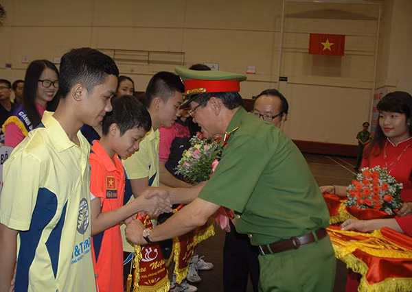 Trung tướng Phan Văn Vĩnh trao cờ lưu niệm cho các đội tuyển tham dự Giải đấu.