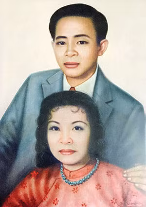 Con gái duy nhất của nhà văn Vũ Trọng Phụng - bà Vũ Mỵ Hằng và chồng.