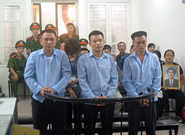 Bị cáo Bảo và đồng bọn tại phiên xử. Bị cáo Bảo và đồng bọn tại phiên xử.