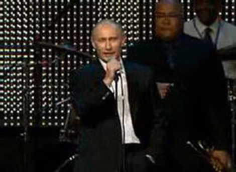 Ông Putin đang hát bài “Đồi việt quất” bằng tiếng Anh.