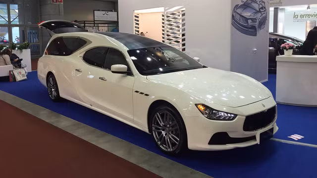 Việc xuất hiện những phiên bản xe tang của các chiếc xe siêu sang như Rolls-Royce Phantom hay các dòng xe sang như Porsche Panamera, Mercedes E-Class, hay mới nhất là Maserati Ghibli cũng đến từ các nhu cầu mong muốn của giới nhà giàu dành cho người thân những gì tốt nhất, ngay cả khi đó là chuyến đi cuối cùng trong đời.