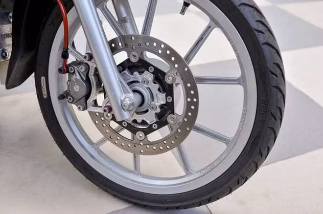 Bánh xe thay vì đi bánh căm nguyên bản được thay thế bằng bộ mâm Daytona cứng cáp và thể thao, trang bị cụm phanh trước heo Brembo 2 pis đối xứng và đĩa Brembo.