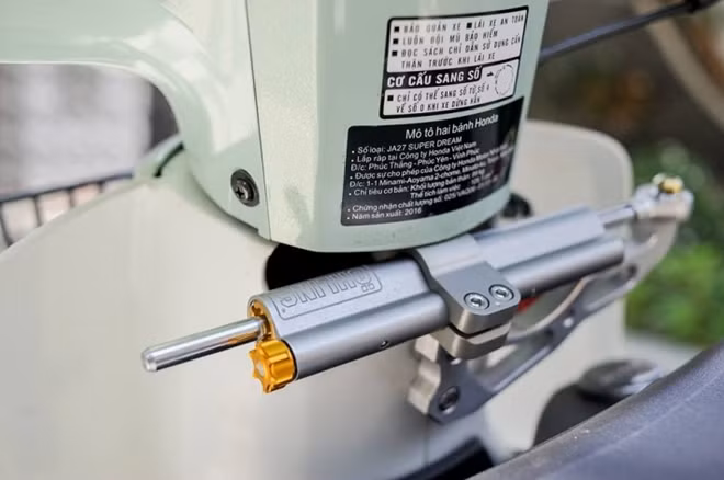 Cổ xe được trang bị thêm bộ trợ lực Ohlins, vừa mang tính thẩm mỹ cho chiếc xế mà còn đem lại cảm giác chắc chắn và cứng cáp cho người lái khi chạy với vận tốc cao trên đường.
