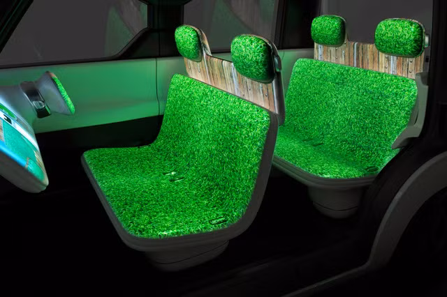 Nissan táo bạo hơn với bản concept mang tên Teatro for Dayz. Nội thất xe tràn ngập màn hình và ánh sáng để có thể trình chiếu bất kỳ hình ảnh nào mà người dùng mong muốn.