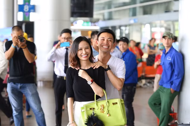 Minh "Nhựa" đón vợ tại sân bay.