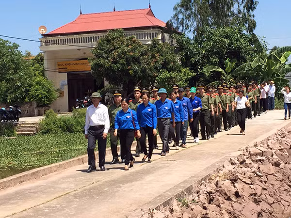 Đoàn thanh niên Học viện An ninh, Huyện Đoàn Kim Sơn và chính quyền xã Chính Tâm tổ chức dâng hương tại nghĩa trang liệt sỹ xã Chính Tâm.