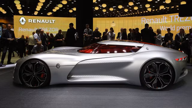 Ngoài ra, Renault Trezor Concept còn được trang bị vành trước 21 inch và 22 inch phía sau.