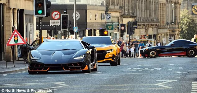 Bộ ba Lamborghini Centenario, Chevrolet Camaro và Mercedes-AMG GT R trên phim trường. Bộ ba Lamborghini Centenario, Chevrolet Camaro và Mercedes-AMG GT R trên phim trường.