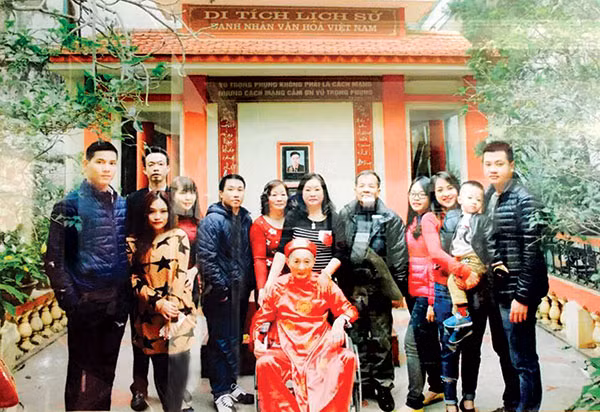 Gia đình gồm con rể và các cháu, chắt, chít của nhà văn Vũ Trọng Phụng trước mộ ông.