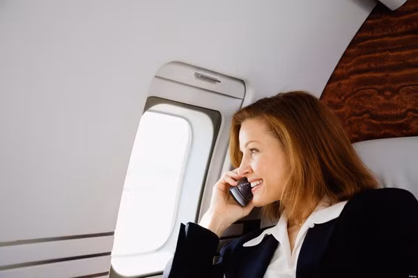 Hành khách nên tắt điện thoại khi máy bay cất cánh và hạ cánh.