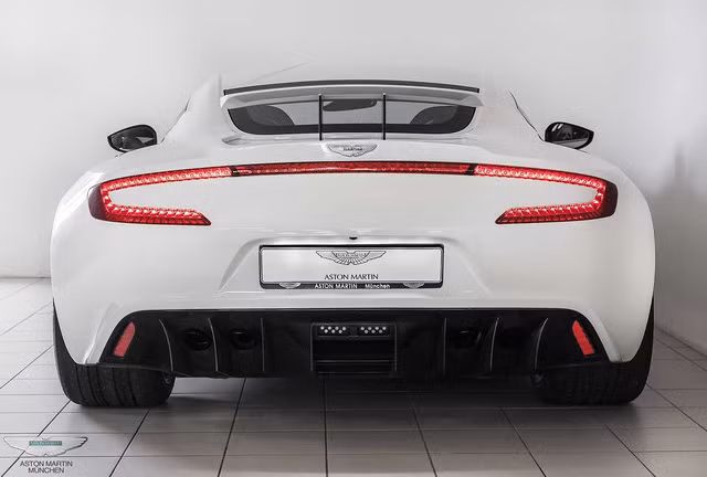 Mức giá bán 3,3 triệu USD (tương đương 73 tỷ đồng) cho một chiếc Aston Martin One-77 đã lăn bánh 1.835 km cao gấp 2 lần giá xuất xưởng. Trước đó, một chiếc One-77 với bộ cánh màu xám cùng "nội y" đất nung cũng có số đồng hồ công tơ mét vào khoảng 1.800 km được rao bán 1,7 triệu Bảng Anh (tương đương 57 tỷ đồng).
