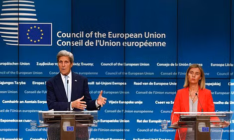 Ngoại trưởng Mỹ John Kerry (trái) và Ủy viên đối ngoại EU Federica Mogherini trong cuộc họp báo chung hôm 18-7.