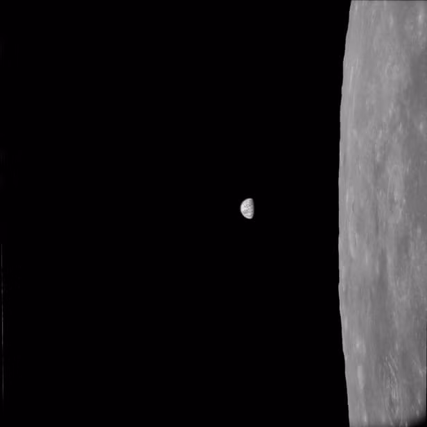 Hình ảnh trái đất như “treo trên mặt trăng” được ghi lại trong sứ mệnh của Apollo 11.