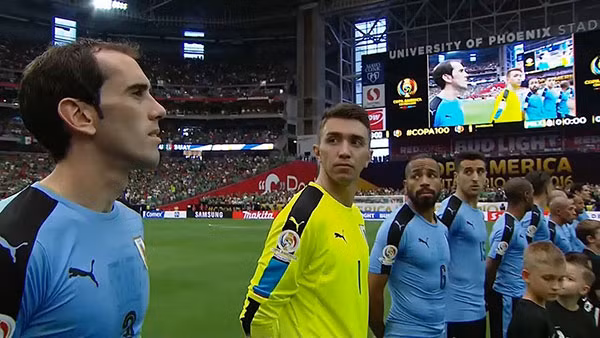 Các cầu thủ Uruguay ngơ ngác khi quốc ca... Chile vang lên