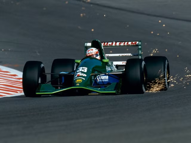 Jordan 191 lại là một ví dụ khác cho vẻ đẹp trên đường đua tốc độ. Dưới lớp sơn xanh lục bảo và được cầm lái bởi tay đua huyền thoại Michael Schumacher, chiếc xe luôn gây ấn tượng mạnh mỗi khi xuất hiện trên đường đua.