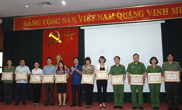 Các tập thể, cá nhân có thành tích xuất sắc trong thực hiện chỉ thị 13 Bộ Công an về công tác dân vận trong CAND được nhận Giấy khen.