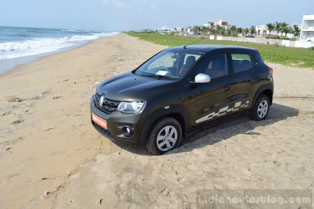Đến nay, hãng Renault lại tung ra phiên bản mới của dòng Kwid tại thị trường Ấn Độ mang tên 1.0 MT với giá dao động từ 382.776 - 395.776 Rupee (tương đương 126 - 131 triệu đồng).