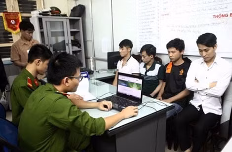 Đấu tranh với các đối tượng phạm tội công nghệ cao.