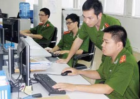 Cảnh sát công nghệ cao đấu tranh, truy tìm dấu vết tội phạm mạng.