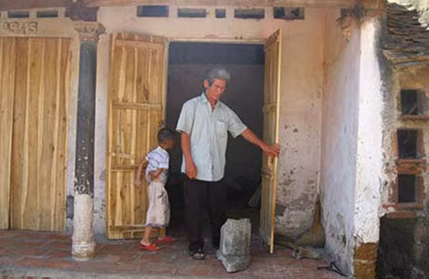Ông Nguyễn Bá Đản kể lại những hành động dã man của Đức thời điểm tháng 5-2012. Ông Nguyễn Bá Đản kể lại những hành động dã man của Đức thời điểm tháng 5-2012.