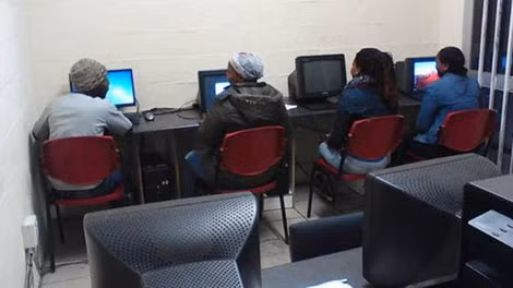 Bên trong một tiệm cà phê Internet của Nzum Nzum.