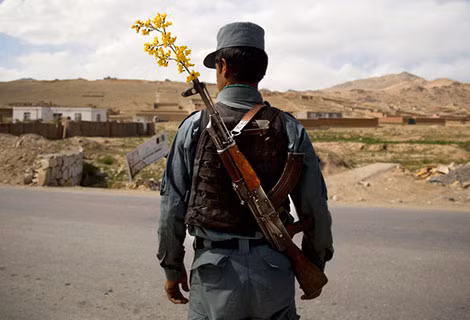 Nhánh hoa được cắm trên mũi súng AK47 của một cảnh sát quốc gia Afghanistan tại một trạm kiểm soát ở tỉnh Wardak (ảnh chụp của Anja Niedringhaus ngày 15-5-2013). Nhánh hoa được cắm trên mũi súng AK47 của một cảnh sát quốc gia Afghanistan tại một trạm kiểm soát ở tỉnh Wardak (ảnh chụp của Anja Niedringhaus ngày 15-5-2013).