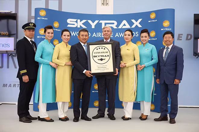 Giám đốc điều hành SkyTrax Edward Plaisted trao Chứng chỉ công nhận Hãng Hàng không quốc tế 4 sao cho Tổng Giám đốc Vietnam Airlines Dương Trí Thành và tổ bay.