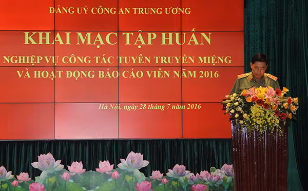 Trung tướng Lê Văn Đệ, Phó Tổng cục trưởng Tổng cục Chính trị CAND phát biểu khai mạc Khóa Tập huấn. Trung tướng Lê Văn Đệ, Phó Tổng cục trưởng Tổng cục Chính trị CAND phát biểu khai mạc Khóa Tập huấn.