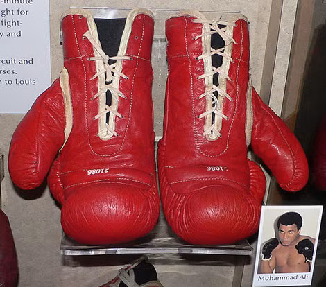 Đôi găng thi đấu của Muhammad Ali trưng bày tại Bảo tàng Smithsonia.