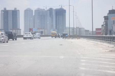 Đại diện chủ đầu tư cho biết, đoạn đường này đã có vạch sơn không cho phép xe chạy.