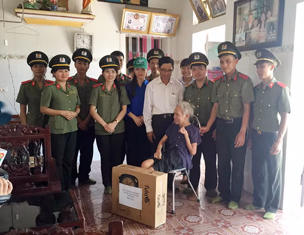 Đoàn đến thăm, tặng quà mẹ liệt sĩ tại xã Chính Tâm, huyện Kim Sơn.