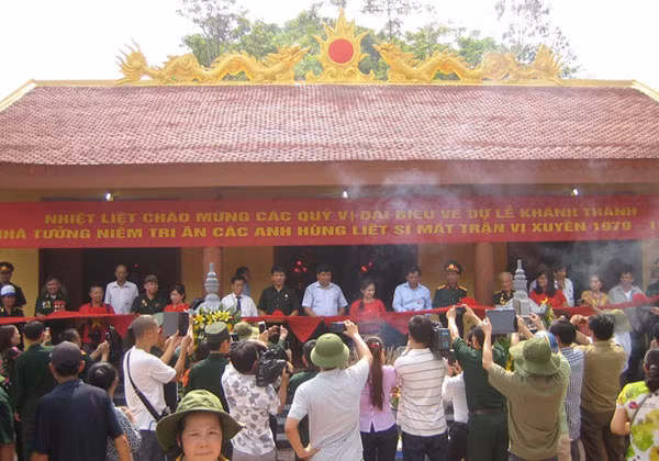 Lãnh đạo huyện Vị Xuyên, các CCB cắt băng khánh thành Nhà tưởng niệm.