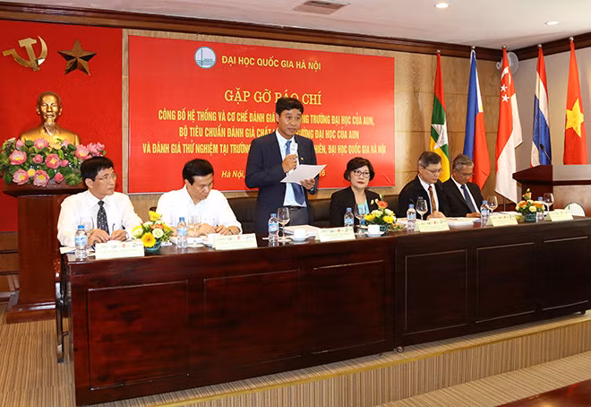 Đại diện của AUN – QA và ĐH Khoa học tự nhiên đang thuyết trình về chương trình đánh giá của AUN – QA.