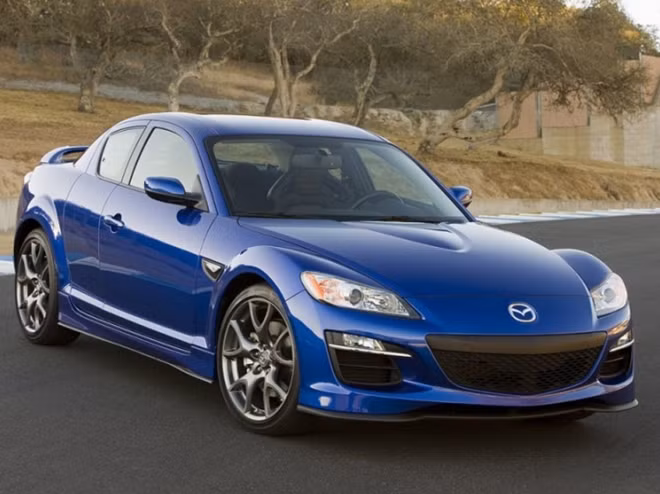 7. Mazda RX-8. RX-8 là chiếc xe thể thao cuối cùng của hãng sử dụng động cơ quay huyền thoại, và trong khi Mazda tiếp tục hứa hẹn một sự trở lại của khối động cơ này nhưng nó đã không xảy ra. Theo đó, với số tiền 15.000 USD bạn sẽ tìm mua được chiếc Mazda RX-8 đời 2011.